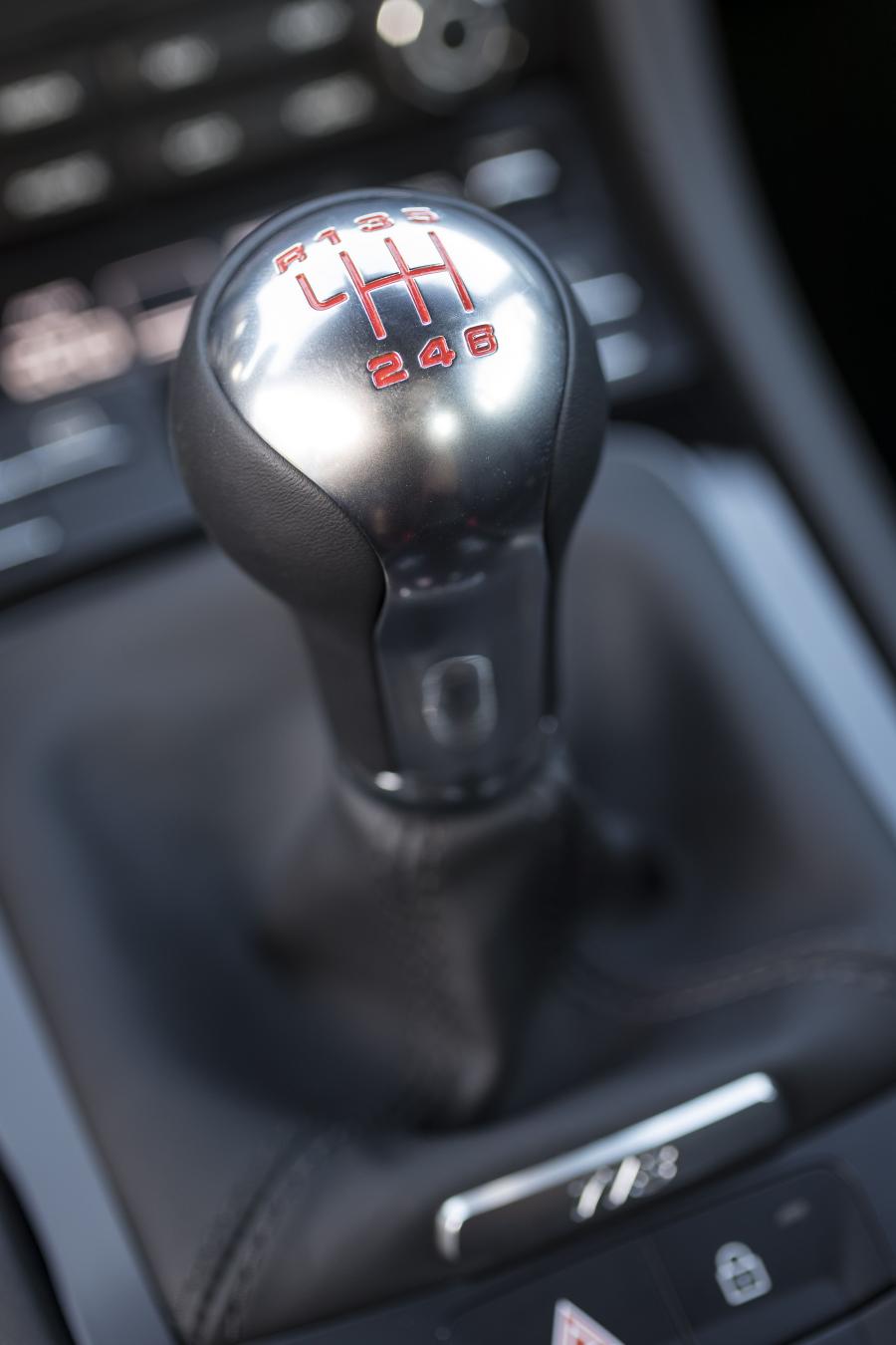Детали интерьера Porsche 718 Cayman T (982C) 2019 года  (WW) (фото 65 из 73)